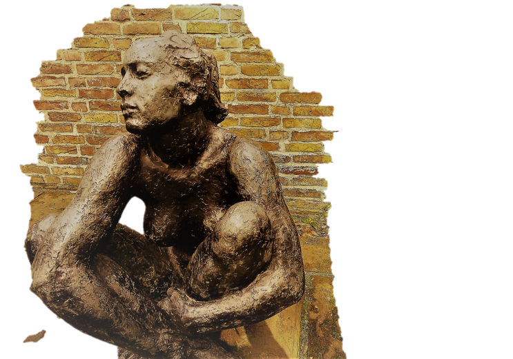 Skulptur aus dem Kolbe Museum in Westend. Eine kauernde Frau sitzt in einer komplizierten Haltung. Ihre Beine sind angezogen, die Füße überkreuzt.